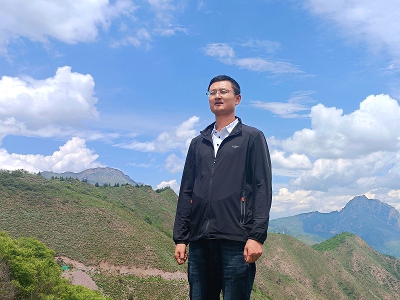 丁海龍，男，漢族，筆名古月星空，甘肅臨潭人。中華詩詞學(xué)會(huì)會(huì)員、甘肅省作家協(xié)會(huì)會(huì)員、甘肅省詩詞學(xué)會(huì)會(huì)員、甘肅省楹聯(lián)學(xué)會(huì)會(huì)員。作品見于《中華詩詞》《中華辭賦》《甘肅黨建》等刊。出版詩集《虛塵》《流水集》。