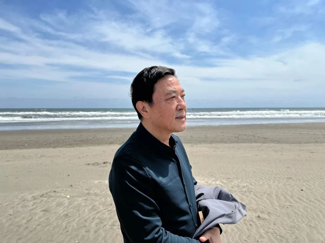 潘軍，著名作家、編劇；1957年生，安徽懷寧人。1982年畢業(yè)于安徽大學(xué)中文系，主要作品有長(zhǎng)篇小說(shuō)《日暈》《風(fēng)》《獨(dú)白與手勢(shì)》《死刑報(bào)告》以及《潘軍小說(shuō)文本》（6卷）等，并譯介為多種文字，多次獲獎(jiǎng)。另有話劇作品《地下》《斷橋》《合同婚姻》《霸王歌行》，獲第31屆“世界戲劇節(jié)”優(yōu)秀劇目獎(jiǎng)。自編自導(dǎo)的電視劇有《五號(hào)特工組》《海浪行動(dòng)》《驚天陰謀》《粉墨》《虎口拔牙》《分界線》等。