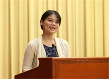 李春華（李琸）：從一個(gè)人的戈壁走向文學(xué)的綠洲　　至今我不敢稱自己為作家，對(duì)我而言，這是一個(gè)非常神圣的字眼……[詳細(xì)]