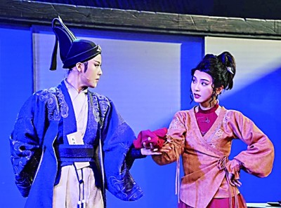 越劇演員陳麗君（左）和李云霄在越劇《新龍門客棧》演出中。新華社發