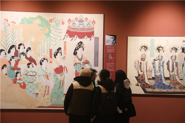 研學(xué)學(xué)員在敦煌國際會(huì)展中心參觀敦煌文化主題展（攝影 張曉亮）
