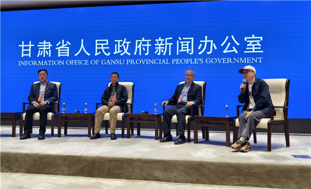 中山大學(xué)博導(dǎo)、教授，中國頂尖文學(xué)評(píng)論家謝有順，浙江文藝出版社常務(wù)副社長，翻譯家曹元勇，北師大教授，詩人歐陽江河，魯迅文學(xué)獎(jiǎng)獲得者、甘肅文聯(lián)副主席、作協(xié)主席葉舟回答記者提問（攝影 澎湃新聞?dòng)浾?夏奕寧）