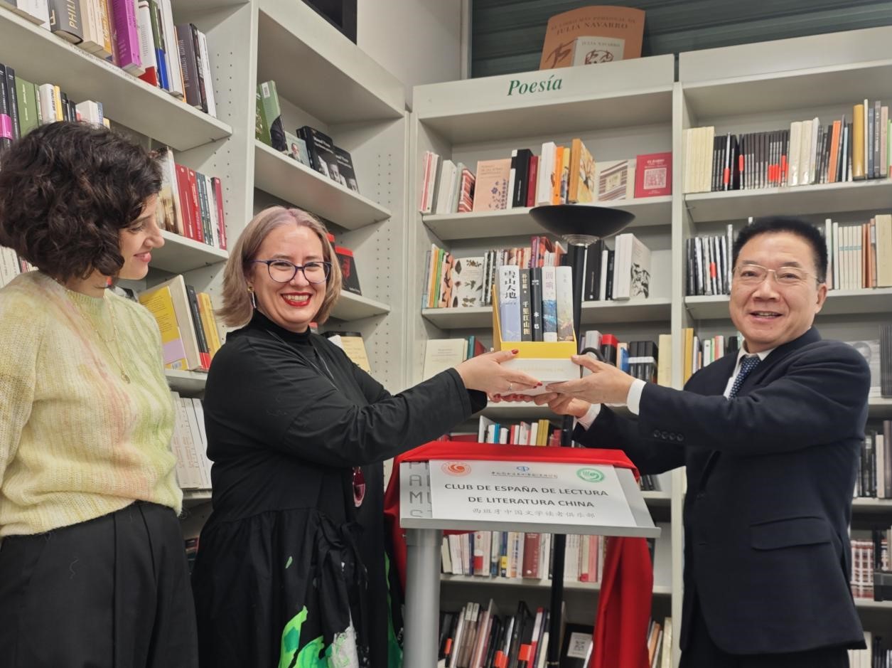 胡邦勝（右一）、婧萱（左二）、白蘭（左一）共同為“西班牙中國文學(xué)讀者俱樂部”揭牌