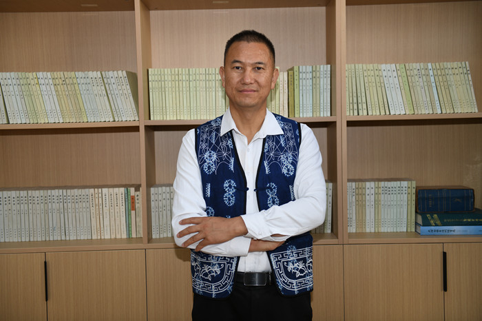 北雁，本名王燦鑫，白族，1982年生，云南洱源人。云南省大理州教育體育局高級教師。出版長篇小說《趕在太陽落山以前》等。曾獲云南文學藝術獎。