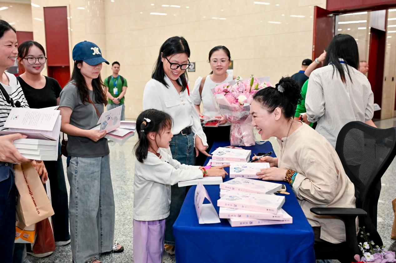 《回頭是愛》圖書簽售現場