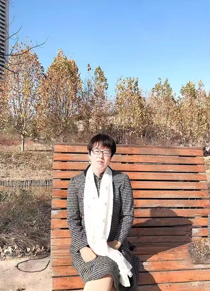 紅精靈，原名杜書紅。曾用名杜潔，舒鴻。有詩歌散見于《作品》《詩選刊》《滇池》《散文詩》《躬耕》《鄭州日報》等。寫作是一種修行，詩歌是靈魂的舞者。  