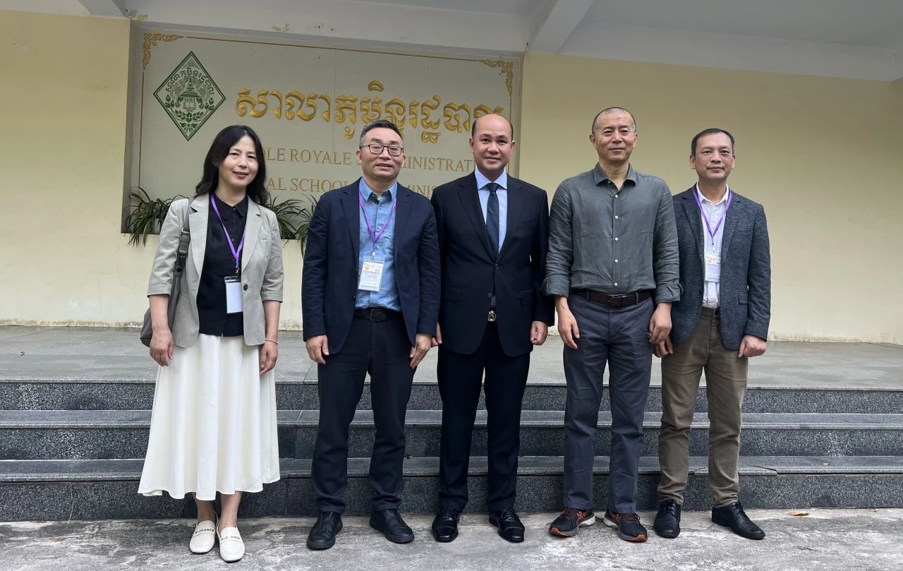 柬埔寨副首相洪瑪尼會(huì)見(jiàn)中國(guó)作家代表團(tuán)（左起：付秀瑩、東西、洪瑪尼、畢飛宇、李約熱）
