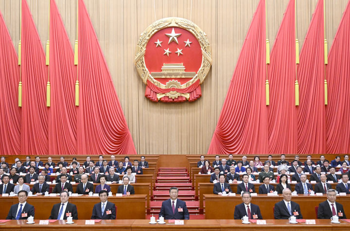 3月11日下午，第十四屆全國(guó)人民代表大會(huì)第三次會(huì)議在北京人民大會(huì)堂閉幕。黨和國(guó)家領(lǐng)導(dǎo)人習(xí)近平、李強(qiáng)、王滬寧、蔡奇、丁薛祥、李希、韓正等在主席臺(tái)就座。新華社記者 李學(xué)仁 攝