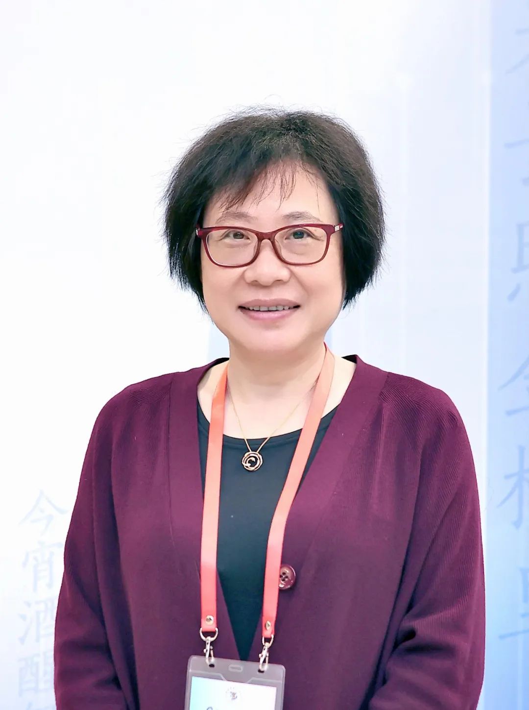 榮榮，本名褚佩榮，生于1964年，出版過多部詩集及散文隨筆集，參加過《詩刊》社第十屆青春詩會，曾獲《詩刊》《詩歌月刊》《人民文學》《北京文學》等刊物年度詩歌獎、中國作家出版集團優秀作家貢獻獎、首屆徐志摩青年詩人獎、第二屆中國女性文學獎、劉章詩歌獎、十月文學獎、全國第四屆魯迅文學獎等。