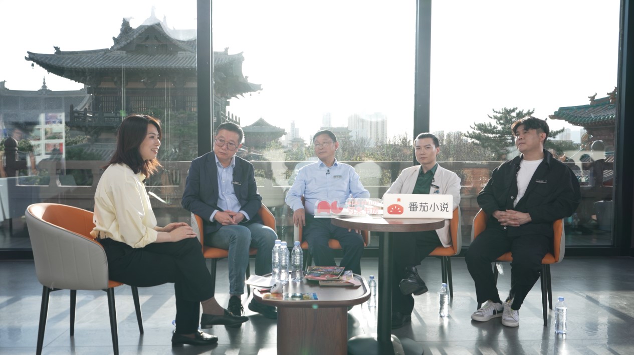 “如果失去幻想，人類將會怎樣”座談現場，從左至右分別為張菁、劉慈欣、阿來、陳楸帆、王自律