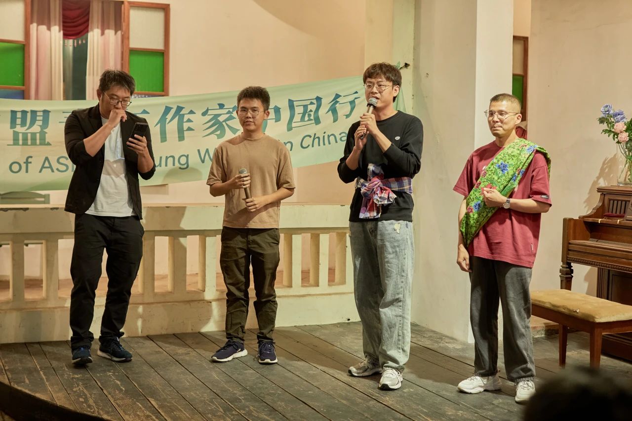 中國作家呂周航（右二），馬來西亞作家王晉恒（右三）、王修捷（右四），印度尼西亞作家林建杰（右一）。