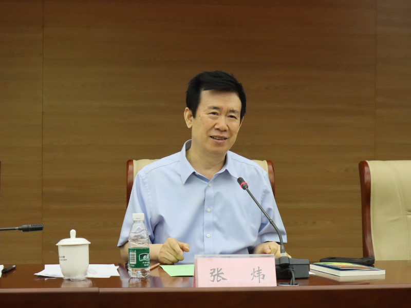 第八屆茅盾文學獎得主，中國作家協會副主席 張煒