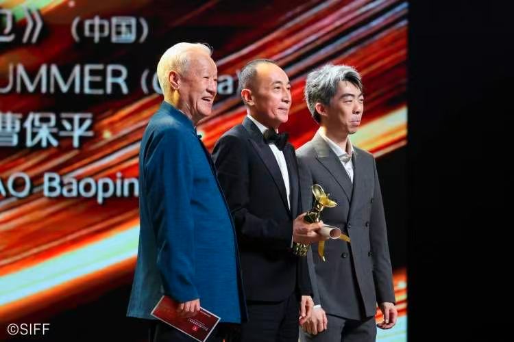 在上海國際電影節(jié)閉幕式上，謝飛導(dǎo)演為金爵獎最佳導(dǎo)演曹保平頒獎